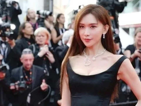 Hình ảnh gây sốc của "mỹ nhân được khao khát nhất showbiz" nghi đổ vỡ hôn nhân?