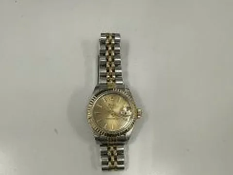 Sân bay Tân Sơn Nhất tìm người bỏ quên đồng hồ "logo Rolex", giày "có chữ Versace"