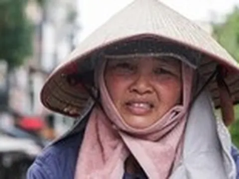 Người Hà Nội chật vật mưu sinh trong ngày nắng nóng như đổ lửa