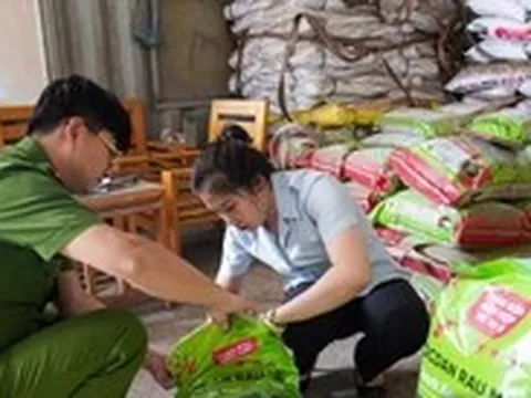 Công an thu giữ hàng trăm tấn phân bón giả, kém chất lượng tại Hòa Bình