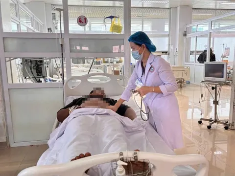 7 người nhập viện sau khi ăn lẩu cùng nấm, có trường hợp tổn thương gan thận