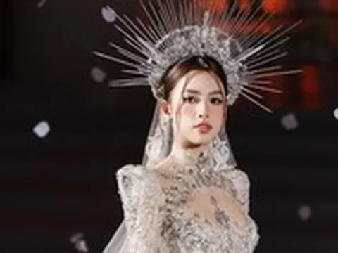 Tiểu Vy, Kiều Duy hóa thành nữ thần trong thiết kế của Phạm Đăng Anh Thư