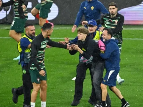 Ronaldo bị cổ động viên tóm bất ngờ, phản ứng của siêu sao khiến dân mạng "dậy sóng"