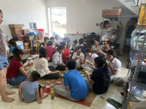 Một gia đình ở Phú Thọ nấu cơm và bố trí chỗ nghỉ miễn phí cho gần 100 thí sinh đi thi và người nhà