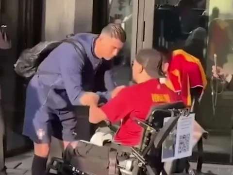 Ronaldo bị xe lăn đâm trúng