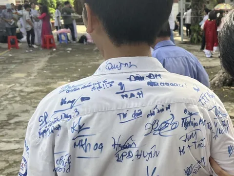 Thí sinh mặc áo chi chít chữ ký, có được vào dự thi?