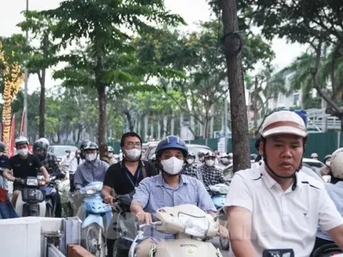 Rào một phần đường gom Đại lộ Thăng Long, xe máy tràn lên vỉa hè tránh ùn tắc
