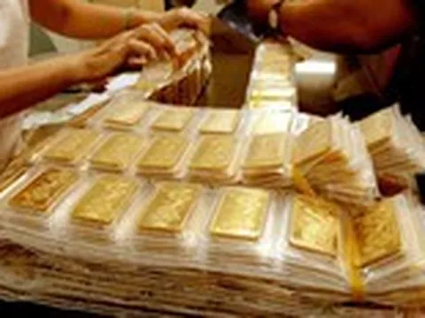 Giá vàng thế giới lao dốc mạnh, vàng miếng SJC vẫn cao hơn giá chung 12 triệu/lượng