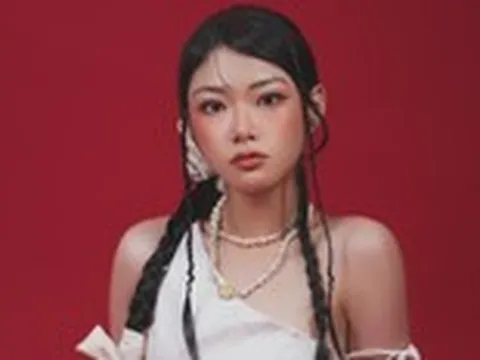 'Em xinh' Ánh Sáng xin lỗi HIEUTHUHAI vì chế lời bài Trình; Nữ người mẫu Nga qua đời ở tuổi 24