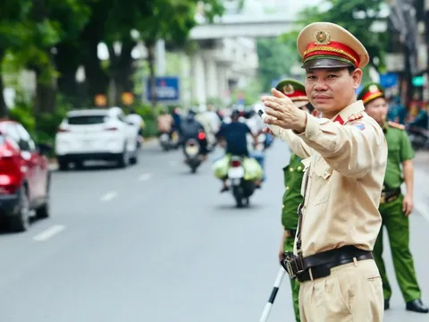 Cán bộ, chiến sĩ Công an Hà Nội túc trực tại các điểm trường hỗ trợ sĩ tử