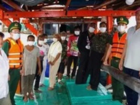Biên phòng Cà Mau cùng ngư dân cứu 8 người nước ngoài trôi dạt trên biển