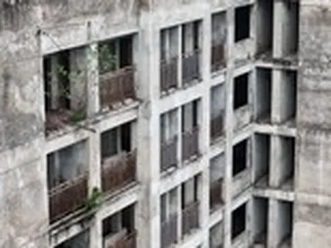 Hàng ngàn căn hộ tái định cư ở Hà Nội đang 'phơi nắng phơi mưa', cũ nát đến khó tin