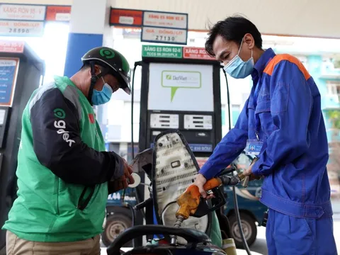 Ngày mai giá xăng dầu tăng?