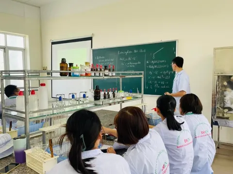 Cao đẳng Dược Hà Nội: Dạy sinh viên không chỉ biết nghề, mà phải làm được nghề