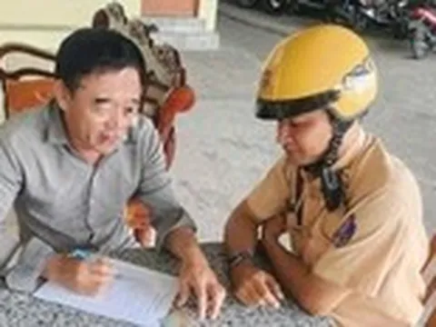 Người chạy xe ba gác ngược chiều bị lập biên bản sau clip đăng trên mạng
