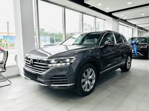 VW Touareg giảm giá kỷ lục hơn 330 triệu, xuống 2,3 tỷ đồng tại đại lý, đấu RX, Q7 trong khi chờ bản mới ra mắt