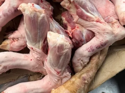Cận cảnh thịt heo 'lạ' siêu rẻ bày bán bên hông chợ đầu mối Hóc Môn