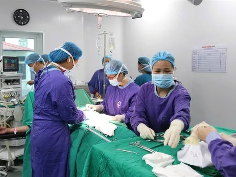Hành trình nghẹt thở cứu thai nhi tím tái trong ca sinh hiếm gặp