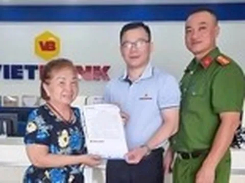 Cụ bà trả lại 300 triệu đồng cho người chuyển khoản nhầm