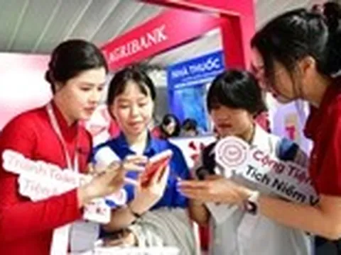 Chen chân 'săn quà' ngày đầu khai hội Không tiền mặt 2025