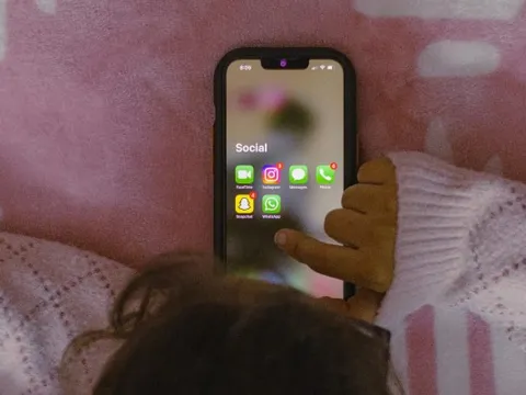 iOS 26 có loạt công cụ bảo vệ trẻ em, nhiều tính năng phụ huynh nên biết!