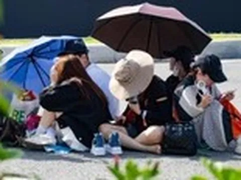 Xếp hàng ngồi giữa nắng quyết 'đu' các Anh trai vượt ngàn chông gai