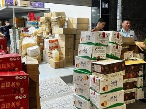 Công an Hà Nội phát hiện số lượng lớn bánh kẹo không rõ nguồn gốc ở La Phù