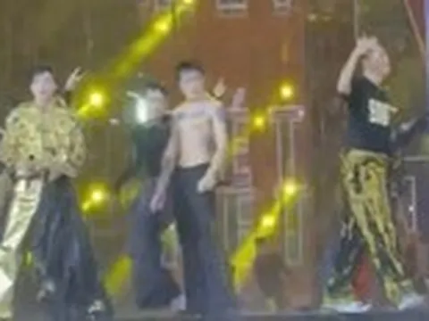 Concert Anh trai vượt ngàn chông gai trong mưa lớn, kêu gọi khán giả 'tắm mưa'