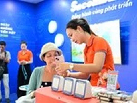 Loa thông báo tiền của Sacombank thu hút tiểu thương tại lễ hội Ting Ting Day 2025