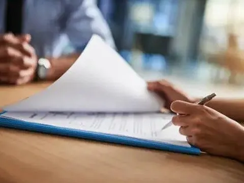 Một công ty bảo hiểm thông báo hoàn lại phí cho khách mua bảo hiểm nhân thọ nhưng chưa được duyệt trước 1/7/2025