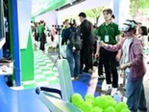 Bạn trẻ hào hứng trải nghiệm thành phố số tại Lễ hội không tiền mặt 2025