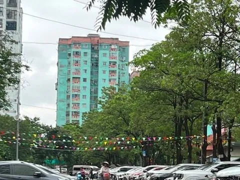 Tại phường Nhân Chính (quận Thanh Xuân): Xử lý nghiêm việc chiếm dụng bãi xe chung làm “của riêng”!