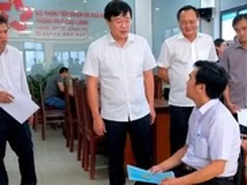 Vận hành cấp xã mới: phát giấy chỉ dẫn điểm làm thủ tục đến các hộ gia đình