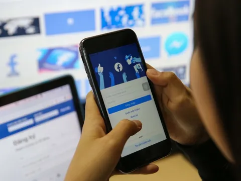 Người dùng hoang mang vì Facebook khác lạ, tưởng bị hack tới nơi