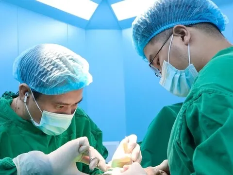 Gặp tai nạn hi hữu, bộ phận "nhạy cảm" của người đàn ông phình to như quả bóng