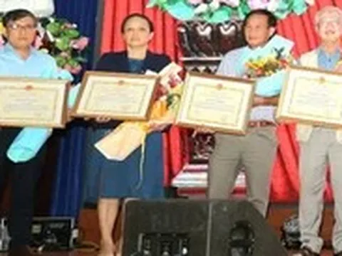 Tỉnh Khánh Hòa tặng bằng khen Văn phòng đại diện báo Tuổi Trẻ vùng Nam Trung Bộ và Tây Nguyên