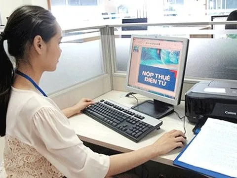 Doanh thu tháng này 100 triệu đồng, tháng sau 120 triệu nhưng tháng kế tiếp khó khăn chỉ 10 triệu thì đóng thuế thế nào?