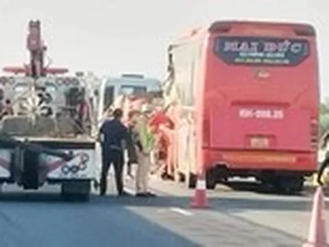 Xe khách va chạm xe đầu kéo trên cao tốc, 2 người chết