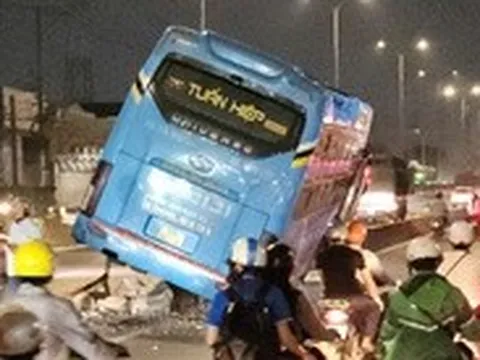 Xe khách giường nằm leo dải phân cách, hành khách hú vía