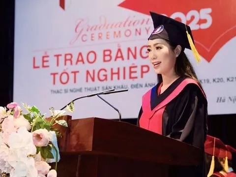 Cuộc sống ở tuổi 54 của Á hậu Việt Nam vừa nhận bằng Thạc sỹ