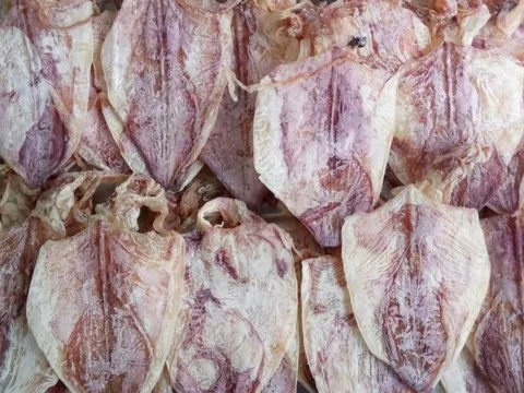 Đứng trước mặt chuyển khoản 500 triệu đồng mua 200kg mực nhưng người bán quyết không đưa hàng, cô gái 23 tuổi báo công an