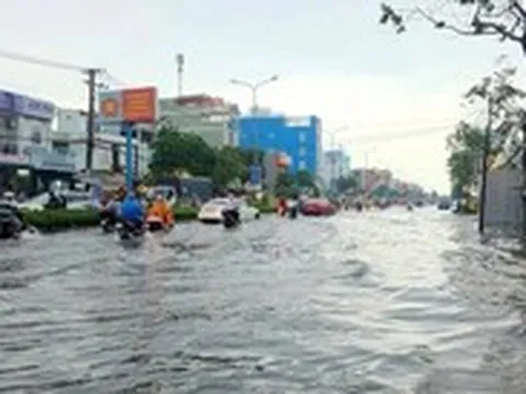 Cần Thơ mưa lớn nhất từ đầu mùa, các tuyến đường ngập như sông