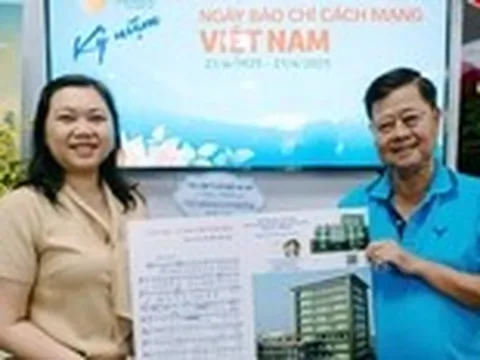 Nhạc sĩ Nguyễn Văn Hiên tặng ca khúc ‘Tuổi Trẻ - Vì một thế giới mới’ cho báo Tuổi Trẻ