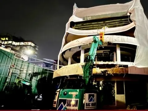 Hà Nội phá dỡ tòa nhà 'Hàm cá mập' trong 20 ngày