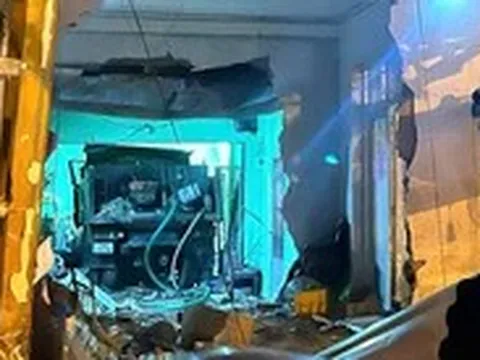 Xe ben tông vào quán cà phê ở Nha Trang, 1 người trong quán chết