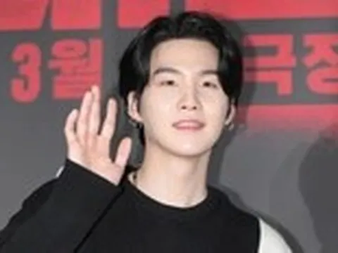 Một tài tử 50 tuổi ngừng hoạt động vì bê bối tình dục; Suga BTS xin lỗi ngay khi xuất ngũ