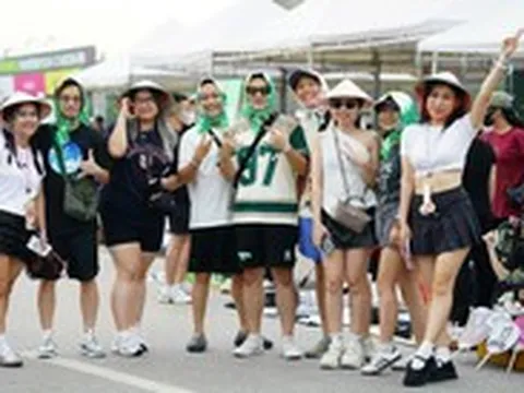Fan Việt thuê xe sang quảng bá G-Dragon khắp Hà Nội, có người đòi theo về Hàn