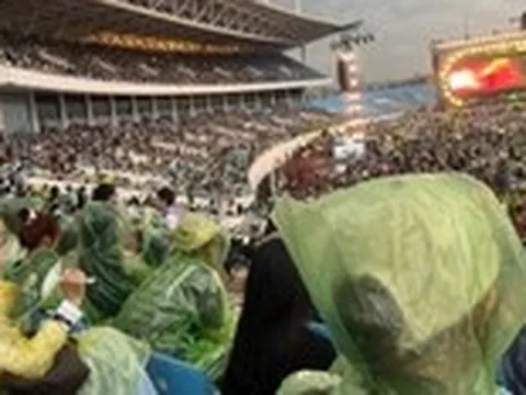 Ba sự kiện âm nhạc lớn ở Hà Nội đều mưa to; DPR Ian xả ảnh đi ăn phở Hà Nội