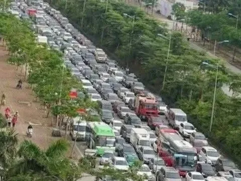 Ùn ứ trên 2 tuyến đường vừa dựng hàng rào cứng phân làn ô tô, xe máy tại Hà Nội