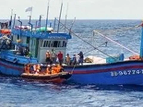 Cấp cứu kịp thời ngư dân bị đột quỵ trên vùng biển Hoàng Sa